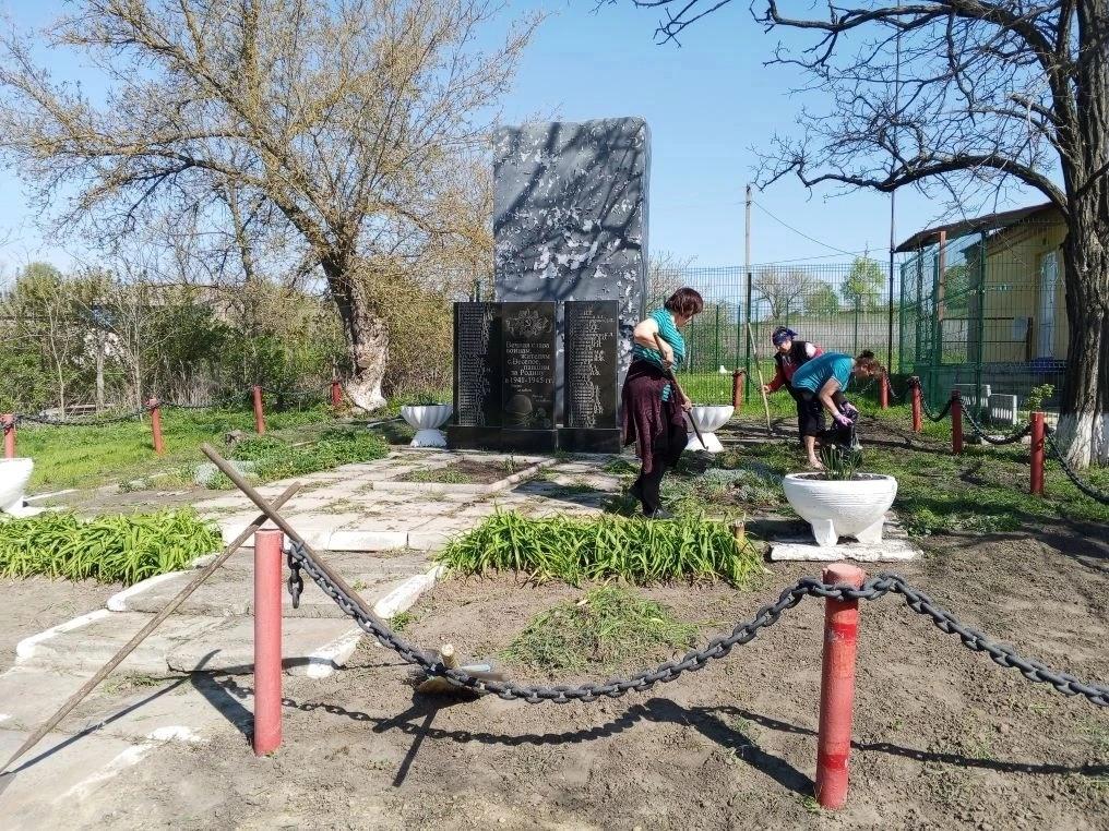 В преддверии Дня Победы мы вспоминаем тех, кто отдал жизни за наше будущее. Отдать дань уважения павшим воинам — это не только склонить голову у могилы
